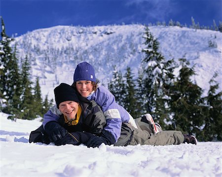 sich herumwälzen - Paar im Schnee liegend Stockbilder - Lizenzpflichtiges, Bildnummer: 700-00167722