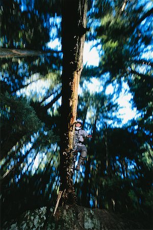 simsearch:841-05846335,k - Mann über Log durch Wald Biken Stockbilder - Lizenzpflichtiges, Bildnummer: 700-00167730