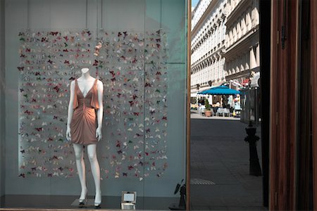 Dress in Shop Window Vienna, Austria Foto de stock - Con derechos protegidos, Código: 700-00168368