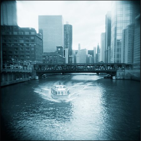 Tour Boat on River Chicago, Illinois Foto de stock - Con derechos protegidos, Código: 700-00168455