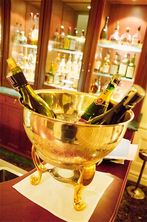 simsearch:6102-08000870,k - Bouteilles de Champagne réfrigérés Photographie de stock - Rights-Managed, Code: 700-00168512