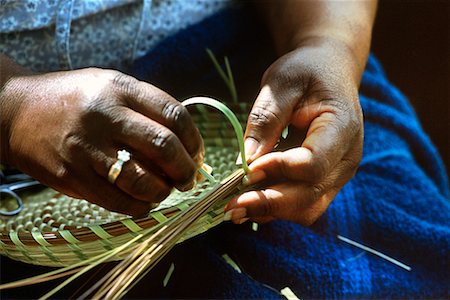 Woman Weaving a Basket Foto de stock - Direito Controlado, Número: 700-00168817