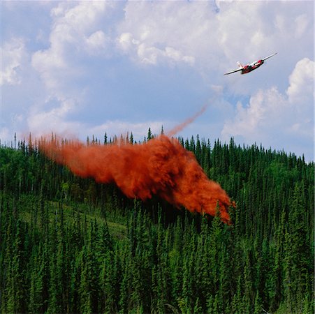Firefighting Plane Dropping Fire Retardant on Forest Foto de stock - Con derechos protegidos, Código: 700-00169003