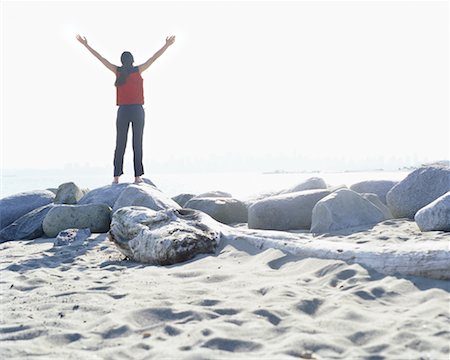 simsearch:600-01172841,k - Woman Standing on Rocks Foto de stock - Direito Controlado, Número: 700-00169191