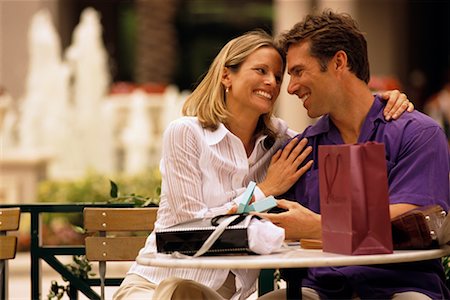 Homme et femme offrant un cadeau Photographie de stock - Rights-Managed, Code: 700-00169273