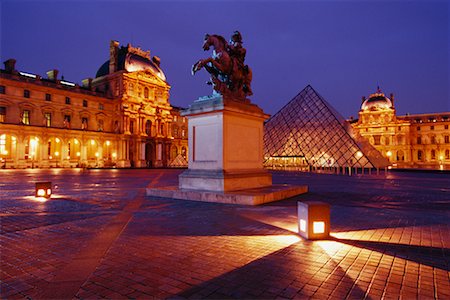 simsearch:841-06807843,k - Musée du Louvre, nuit, Paris, France Photographie de stock - Rights-Managed, Code: 700-00169504