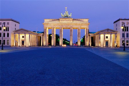 simsearch:700-05642472,k - Brandenburg Gate at Pariser Platz Berlin, Germany Fotografie stock - Rights-Managed, Codice: 700-00169555