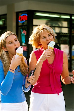 Mother and Daughter Eating Ice Creams Foto de stock - Con derechos protegidos, Código: 700-00160106