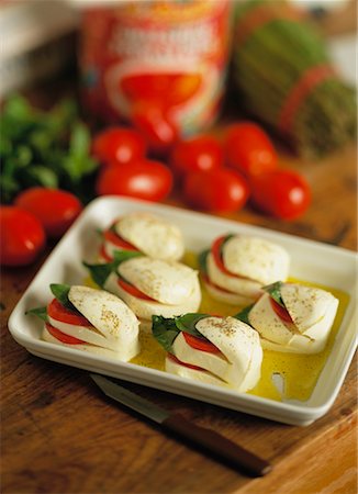 simsearch:700-01099893,k - Bocconcini with Tomato and Basil Foto de stock - Con derechos protegidos, Código: 700-00160447