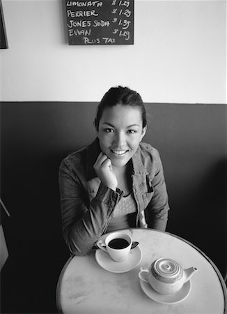 simsearch:700-06626974,k - Femme dans un café Photographie de stock - Rights-Managed, Code: 700-00160460