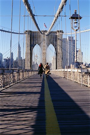 simsearch:6119-08269517,k - Young Couple Crossing Bridge Photographie de stock - Rights-Managed, Code: 700-00160924