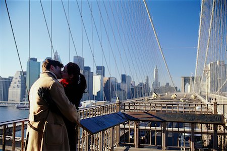simsearch:700-00527046,k - Young Couple Kissing on Bridge Fotografie stock - Rights-Managed, Codice: 700-00160927