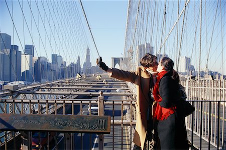 simsearch:700-00527046,k - Young Couple Kissing on Bridge Fotografie stock - Rights-Managed, Codice: 700-00160928