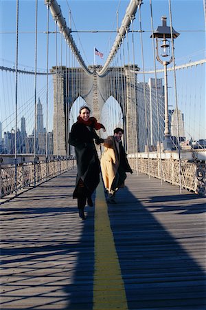 simsearch:6119-08269517,k - Young Couple Crossing Bridge Photographie de stock - Rights-Managed, Code: 700-00160923