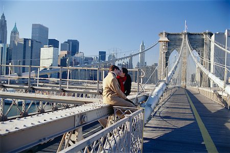 simsearch:700-00527046,k - Young Couple Kissing on Bridge Fotografie stock - Rights-Managed, Codice: 700-00160930