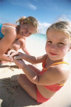 Two Girls Playing in the Sand Foto de stock - Con derechos protegidos, Código: 700-00160958