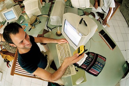 Man in a Cyber Cafe Foto de stock - Direito Controlado, Número: 700-00161034
