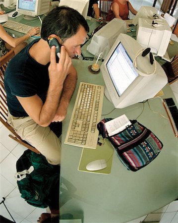 Man in a Cyber Cafe Foto de stock - Direito Controlado, Número: 700-00161033