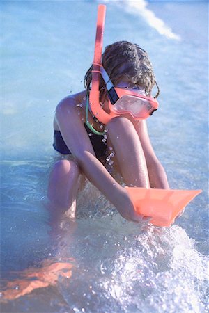 simsearch:700-00085614,k - Fille jouant dans l'eau avec l'équipement de plongée libre Photographie de stock - Rights-Managed, Code: 700-00161688