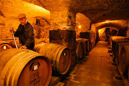 dégustateur de vin (homme et femme) - Barils à Sevenhill Winery Photographie de stock - Rights-Managed, Code: 700-00161990
