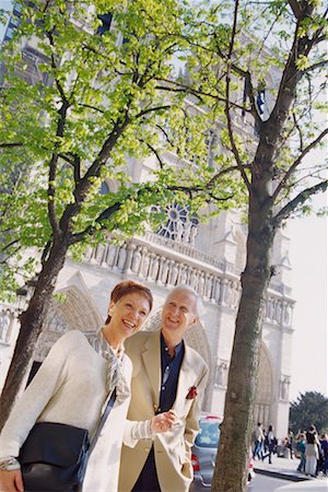 simsearch:700-00163436,k - Couple Outside Notre Dame Paris, France Fotografie stock - Rights-Managed, Codice: 700-00163441