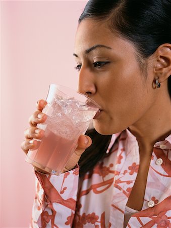 ponche de frutas - Woman Drinking Juice Foto de stock - Direito Controlado, Número: 700-00163574