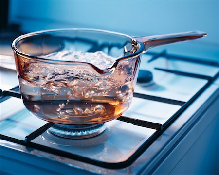 Pot avec point d'ébullition de l'eau sur la cuisinière Photographie de stock - Rights-Managed, Code: 700-00178746