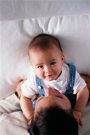 simsearch:700-00075913,k - Père et son bébé sur le lit Photographie de stock - Rights-Managed, Code: 700-00178971