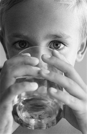 satisfied (thirst) - Boy Drinking Glass of Water Foto de stock - Con derechos protegidos, Código: 700-00179284