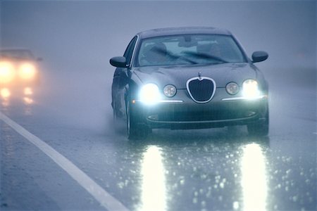 Cars Driving Through Rain Foto de stock - Con derechos protegidos, Código: 700-00170593