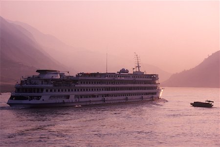 Chinese River Cruise Boat and Sampan Work Boat on Yangtzi River, China Stock Photo - Rights-Managed, Code: 700-00185015