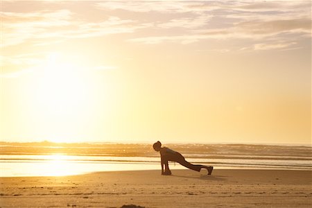 Femme exerçant sur la plage Photographie de stock - Rights-Managed, Code: 700-00185655