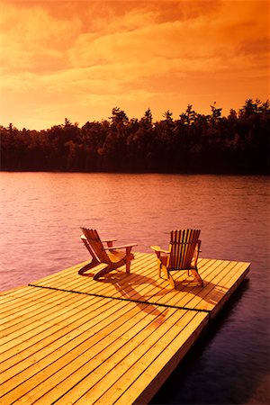 Adirondack Chairs on Dock Foto de stock - Con derechos protegidos, Código: 700-00188041