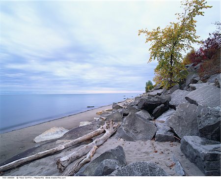 Beach with large rocks along lakeshore of Lake Ontario in the Rouge River National Park, Ontario, Canada Fotografie stock - Rights-Managed, Codice: 700-00188669