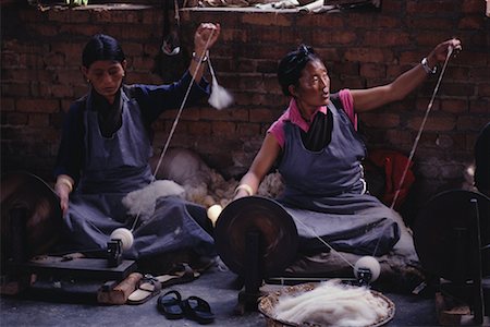 simsearch:841-02832205,k - Tibetan Women Weaving Nepal Foto de stock - Con derechos protegidos, Código: 700-00189257