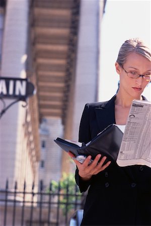 Femme d'affaires avec l'ordre du jour et le journal Photographie de stock - Rights-Managed, Code: 700-00189524