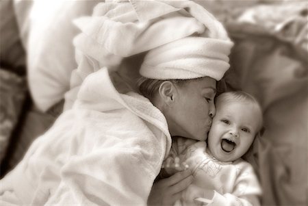 simsearch:600-01112878,k - Mère embrassant bébé Photographie de stock - Rights-Managed, Code: 700-00189835