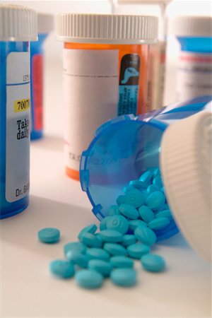 simsearch:700-00178057,k - Pills Spilling Out of Bottle Fotografie stock - Rights-Managed, Codice: 700-00189948