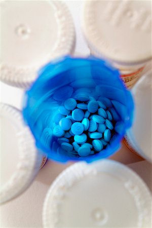 simsearch:700-00178057,k - Pills in Bottle Fotografie stock - Rights-Managed, Codice: 700-00189949