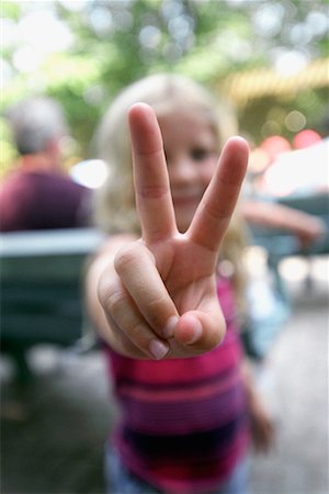 peace symbol with hands - Girl Showing the Peace Sign Foto de stock - Con derechos protegidos, Código: 700-00189964