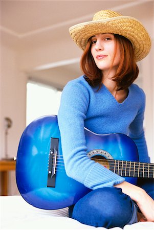 Portrait de femme avec une guitare Photographie de stock - Rights-Managed, Code: 700-00181389