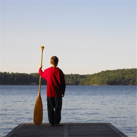 Garçon debout sur le bord du quai Photographie de stock - Rights-Managed, Code: 700-00182564