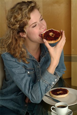 people eating bagels - Femme mangeant Bagel Photographie de stock - Rights-Managed, Code: 700-00182608