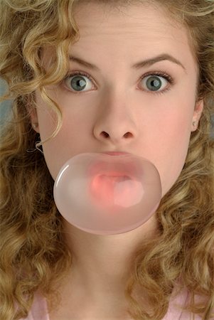 simsearch:700-00182602,k - Femme avec Bubble-Gum Photographie de stock - Rights-Managed, Code: 700-00182602