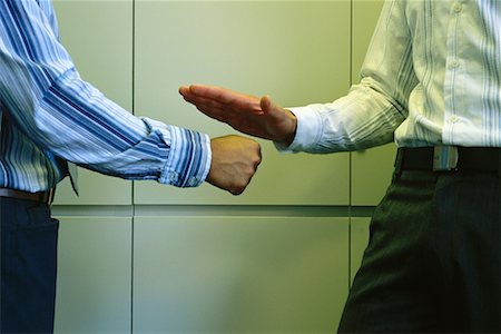 pedra papel tesoura - Businessmen Playing Rock Paper Scissors Foto de stock - Direito Controlado, Número: 700-00183914