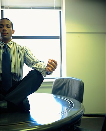 Homme méditant sur la Table de la salle de conférence Photographie de stock - Rights-Managed, Code: 700-00183925