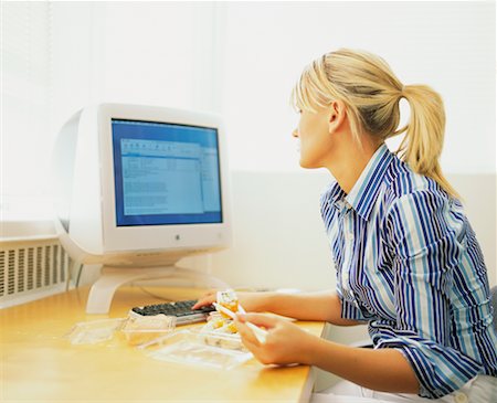 simsearch:689-03124356,k - Woman at Computer Eating Stock Photo - Rights-Managed, Code: 700-00183970