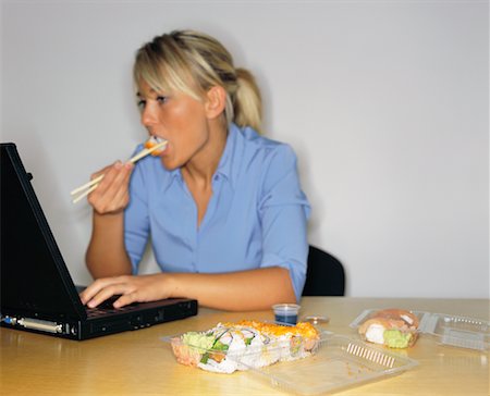 simsearch:700-01587491,k - Femme devant un ordinateur manger Photographie de stock - Rights-Managed, Code: 700-00183972