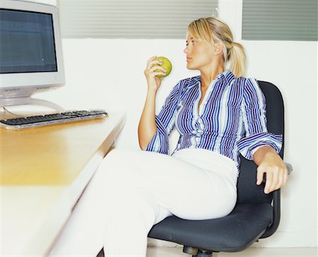 Woman at Computer Eating Foto de stock - Con derechos protegidos, Código: 700-00183973