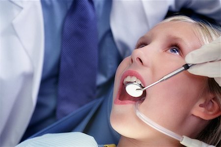 simsearch:600-06438927,k - Jeune fille en cours d'examen par le dentiste Photographie de stock - Rights-Managed, Code: 700-00194640